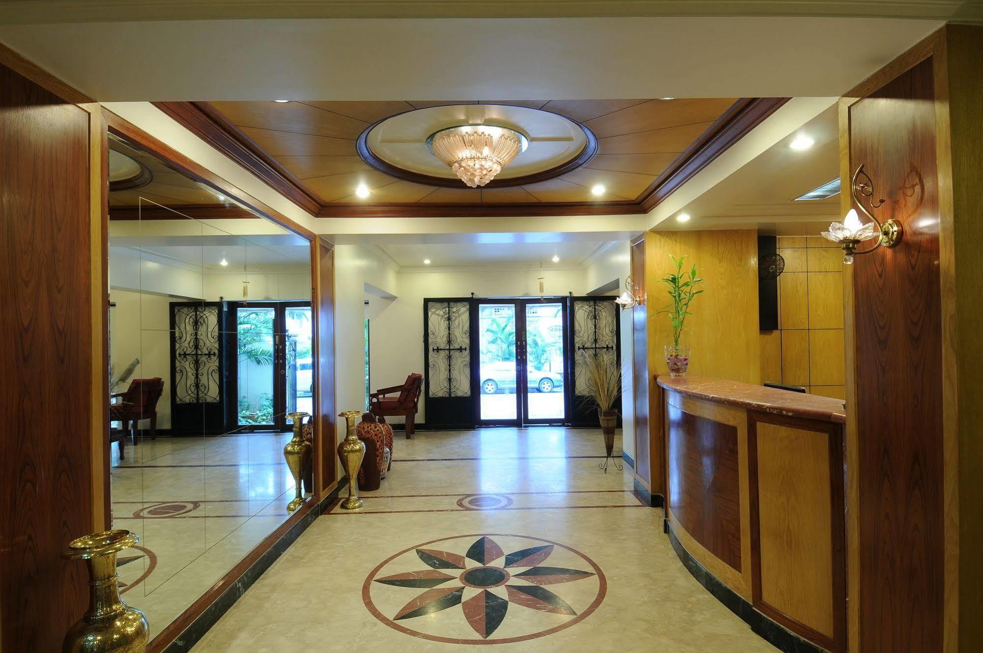 Hotel Crystal มุมไบ ภายนอก รูปภาพ